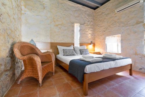 Giường trong phòng chung tại Villa Mediterranea, with heated pool