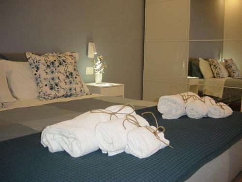 pokój hotelowy z łóżkiem i ręcznikami w obiekcie apartments e beb kiss under the moon w mieście Lesina