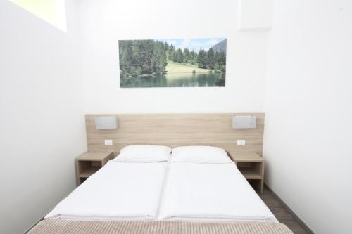 Tempat tidur dalam kamar di Appartamenti Pradalago Marilleva 900