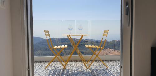サン・マウロ・チレントにあるVilla Antheaのバルコニー(椅子2脚、テーブル、ワイングラス2杯付)