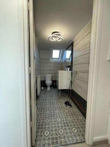 une salle de bain avec toilettes et lavabo dans l'établissement la Perle Bleue, à Outreau