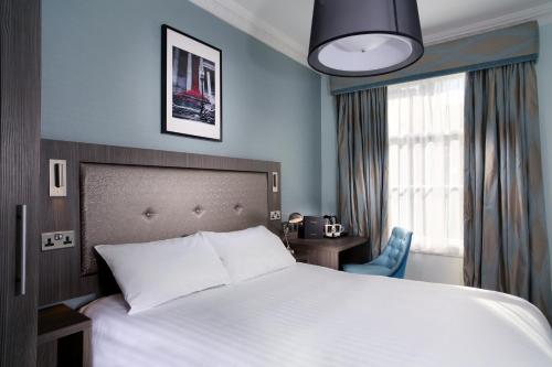 Säng eller sängar i ett rum på Warrington Fir Grove Hotel, Sure Hotel Collection by BW