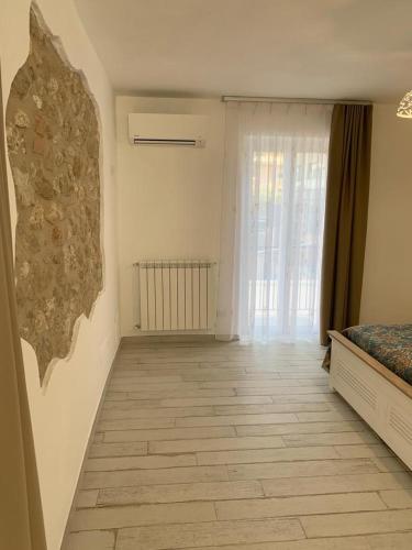 Ένα ή περισσότερα κρεβάτια σε δωμάτιο στο LA CASA DI PIETRA