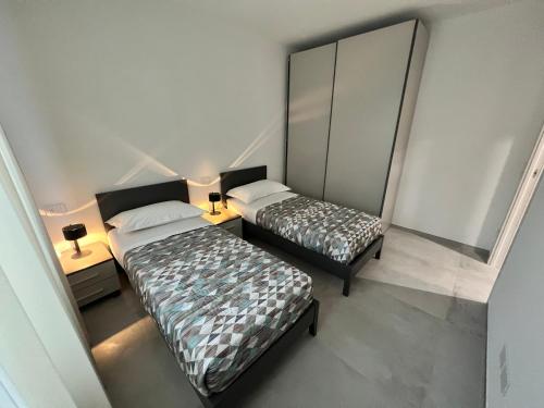 En eller flere senge i et værelse på BLU CORALLO