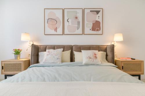 - une chambre dotée d'un lit avec 4 photos sur le mur dans l'établissement Sol Eterno - luxury Aparmtent with direct oceanview and extra services, à Costa Teguise