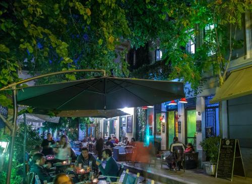 Reštaurácia alebo iné gastronomické zariadenie v ubytovaní Great 35 sq m Studio on 1st floor in bohemian Psyri in Athens' historic center-In Vivo Apartments
