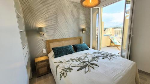 a bedroom with a bed and a balcony at Ze Perfect Place - Opera Nice - Appartement 2 Chb - AC - Terrasse in Nice