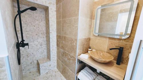 a bathroom with a sink and a shower with a mirror at Ze Perfect Place - Opera Nice - Appartement 2 Chb - AC - Terrasse in Nice