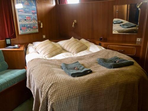 a bedroom with a bed with two towels on it at Pensionat Kanalvillan in Väddö