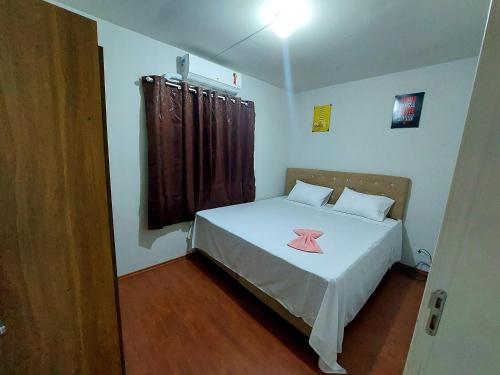 um quarto com uma cama com uma estrela rosa em Apartamento próximo ao Autódromo. em Londrina