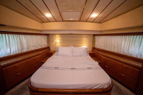 Postel nebo postele na pokoji v ubytování Ferretti Motor Yacht Hurrem