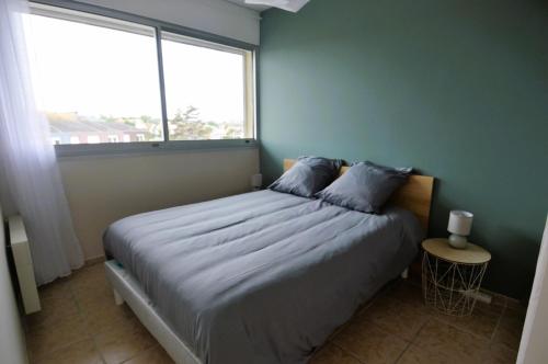 En eller flere senge i et værelse på Appartement au pied de la plage - Balcon - Parking