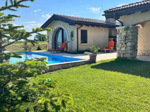 uma casa com piscina num quintal em Private Villa at BlackSeaRama Golf & Villas Resort em Balchik