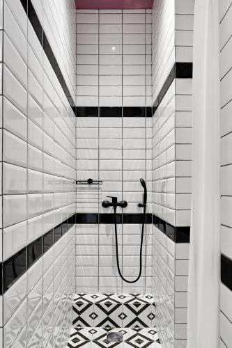 Salle de bains dans l'établissement When in Athens Hostel