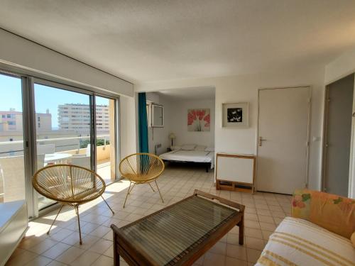 un salon avec un canapé et une table dans l'établissement MIOUGRANO T1 Bis 30m2 4 Personnes 200 m de la Plag, à Fréjus