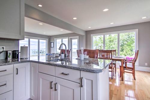 Dapur atau dapur kecil di Bayfront Gem with Amazing Water Views and Pond!