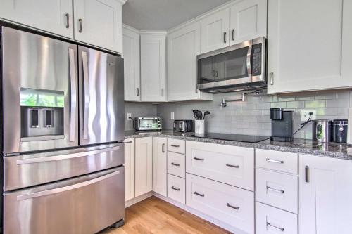 Dapur atau dapur kecil di Bayfront Gem with Amazing Water Views and Pond!