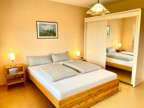 sypialnia z dużym łóżkiem i lustrem w obiekcie Alraftsblick w mieście Waldeck