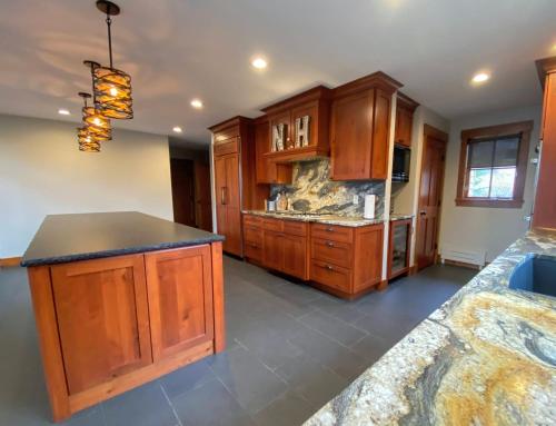 cocina grande con armarios de madera y encimera en P4 NEW Ski-in Ski-out Presidential View luxury home w garage ping pong, en Carroll