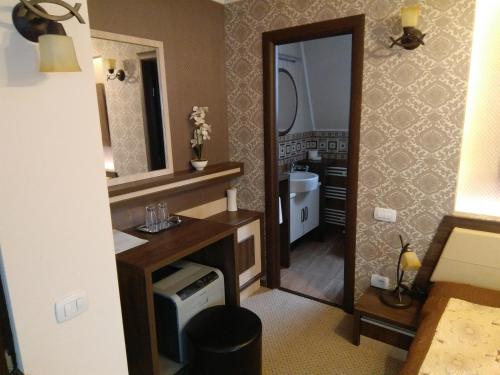 a bathroom with a sink and a large mirror at La Cristina in Slatina