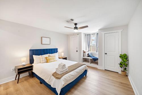 Un dormitorio con una cama azul y blanca y una silla en Blue Bungalow In Houston Heights! Walkable to Popular Bars, en Houston
