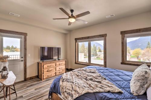 Μια τηλεόραση ή/και κέντρο ψυχαγωγίας στο Cozy Columbia Falls Condo with Private Balcony!