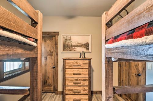 Ένα ή περισσότερα κρεβάτια σε δωμάτιο στο Cozy Columbia Falls Condo with Private Balcony!