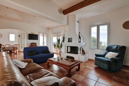 un salon avec un canapé et une table dans l'établissement Casa Joe Esprit mer, à La Seyne-sur-Mer