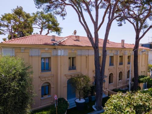 an old house with a red roof at Hôtel Petit Palais in Nice