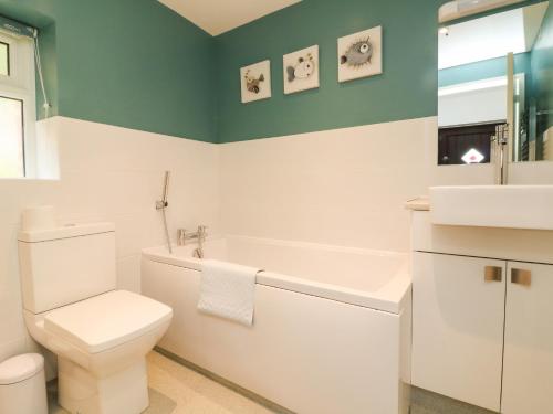 Koupelna v ubytování Honeysuckle Cottage