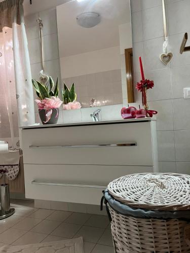 a bathroom with a sink and a mirror at B&B Stella Al Pina in Tezze