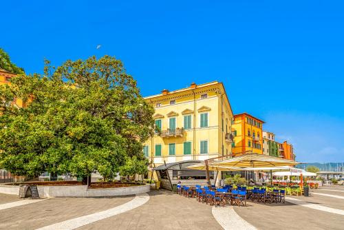 a street with tables and chairs and a building at Magnolia, Terre Marine in Lerici