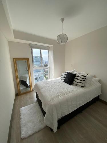 Llit o llits en una habitació de Chic & Ocean View Apartment