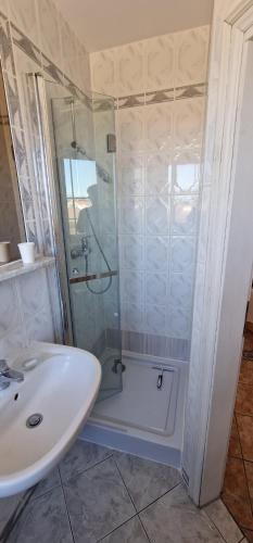 a bathroom with a shower and a sink at Apartamenty Hexagon nr 20 in Grzybowo