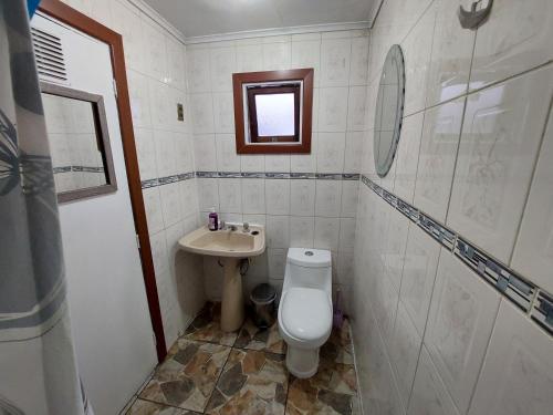 A bathroom at Hospedaje Familiar