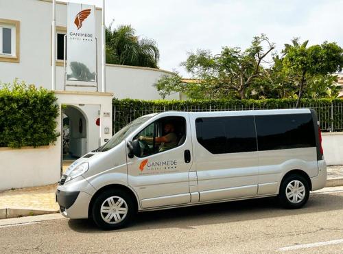 a white van parked in front of a building at Ganimede Hotel in Sperlonga