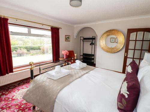Un dormitorio con una cama grande y una ventana. en Dale View, en Cockermouth
