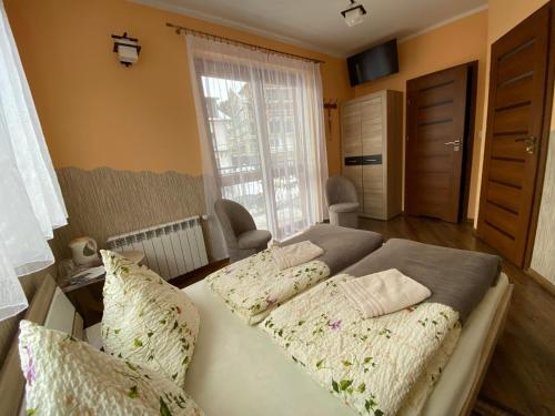 a bedroom with two beds and a window at DARIA pokoje gościnne in Karpacz