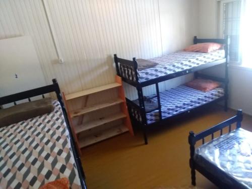 Zimmer mit 2 Etagenbetten in einem Zimmer in der Unterkunft Casarão 2 in Caxias do Sul