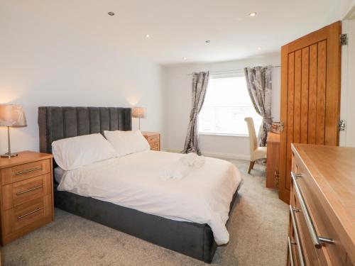 1 dormitorio con cama, escritorio y ventana en Fonthill en Torquay
