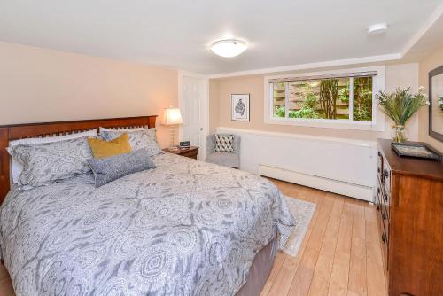 ein Schlafzimmer mit einem großen Bett und einem Fenster in der Unterkunft Manor Suite Off Rockland in Victoria
