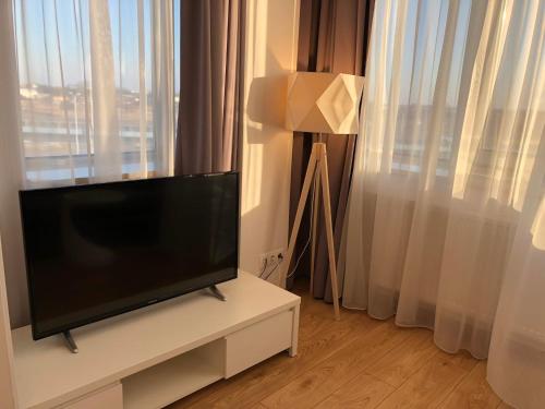 TV a/nebo společenská místnost v ubytování Apartamenty Aleje Jerozolimskie