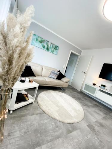 a living room with a couch and a table at FeWo*Bad Wildungen*Stadtmitte*Netflix*Stellplatz in Bad Wildungen