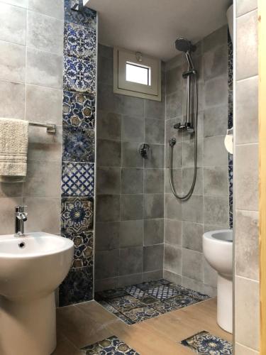 La salle de bains est pourvue d'une douche, de toilettes et d'un lavabo. dans l'établissement Casa Vacanze Il Vicolo - Oliveto Citra, à Oliveto Citra