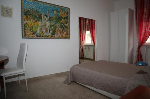 1 dormitorio con 1 cama y una pintura en la pared en Casa Antonellina en Nápoles