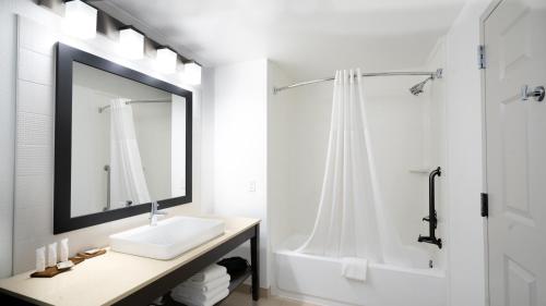 Ванна кімната в Country Inn & Suites by Radisson, State College Penn State Area , PA