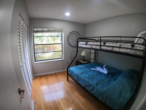 Våningssäng eller våningssängar i ett rum på 3697 Orlando Vacational Apartment