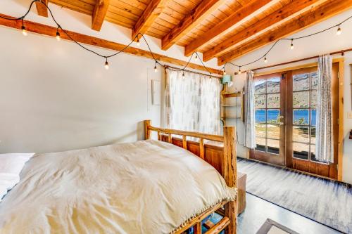 a bedroom with a bed and a window at Deep Water Cabin in Hollywood Beach