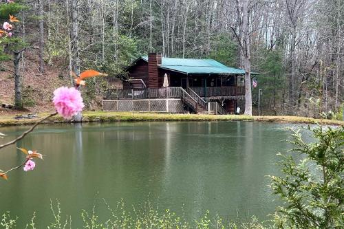 Gallery image of Mountain Getaway with Pond, Grill, and 2 Fire Pits! in Andrews