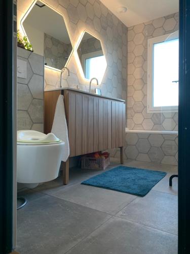 Phòng tắm tại Villa aux Palmiers,Piscine 28°,Pétanque,Coeur Bassin